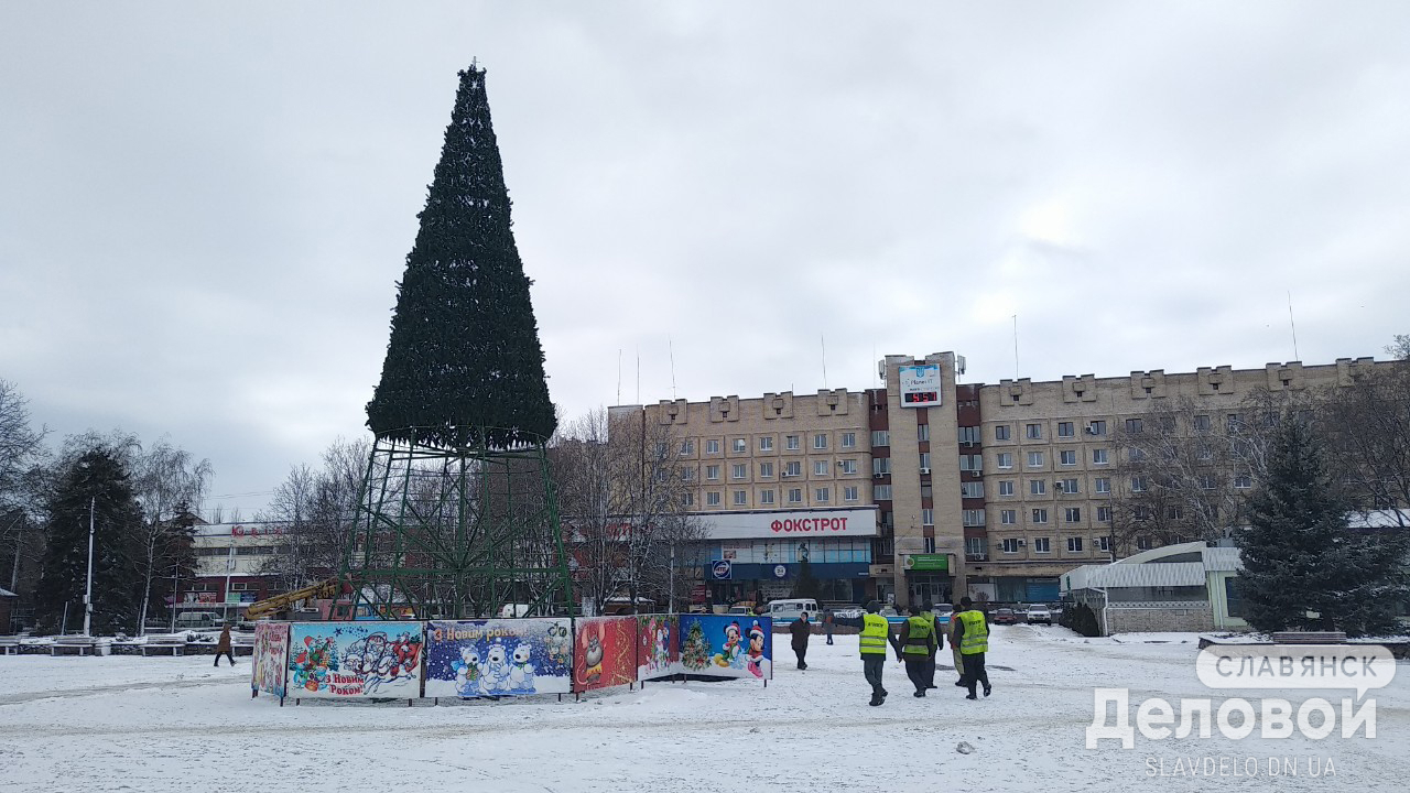 В Славянске убрали главную елку города: фото
