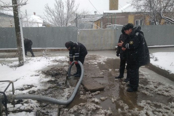 В Мариуполе аварийно-водолазная служба спасла жителей от подтопления: фото