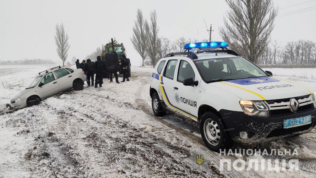 За трое суток в Донецкой области полиция спасла из снежных заторов более 90 водителей