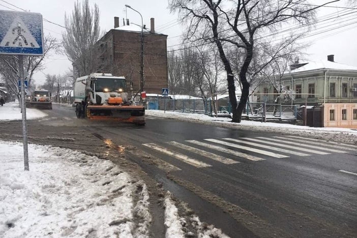 Для очистки улиц Мариуполя от снега задействовано 32 единицы техники