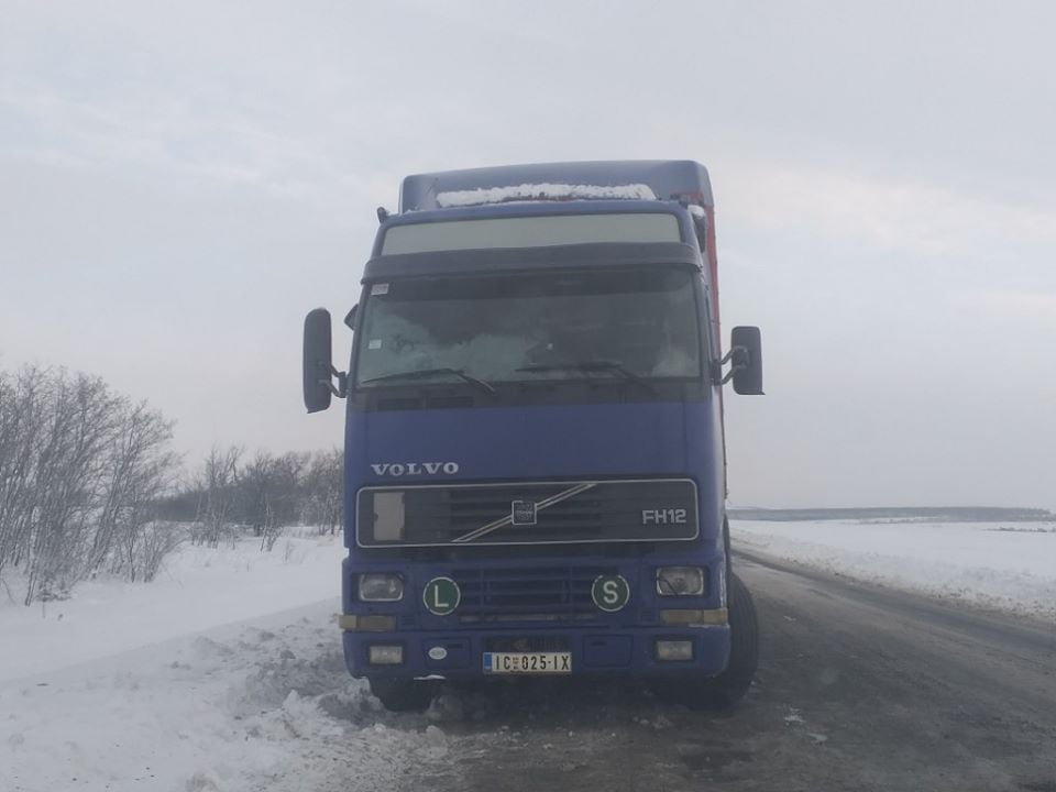 Спасатели Донетчины помогли дальнобойщикам из Сербии выбраться из зимней ловушки