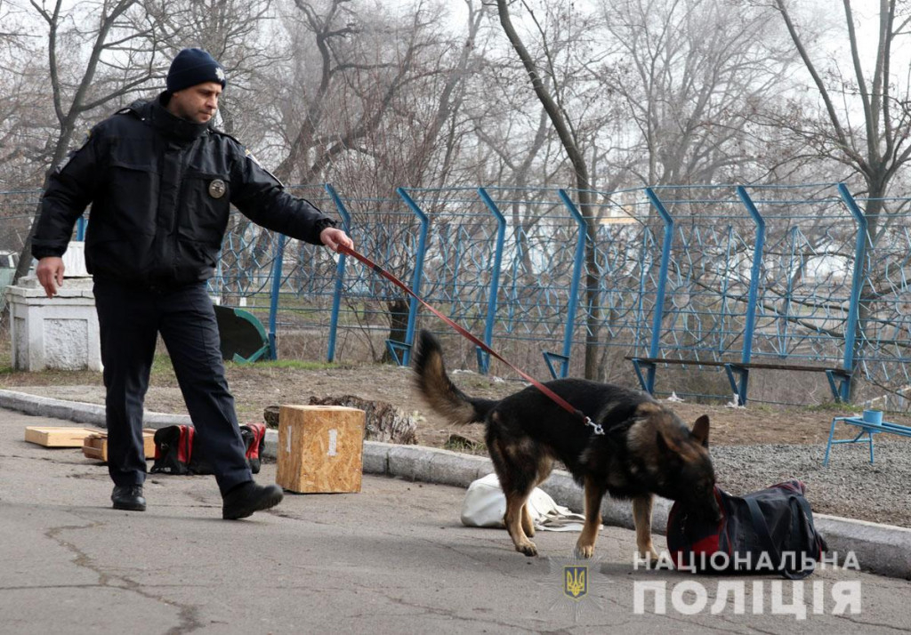 На Донетчине полицейские кинологи прошли полевые испытания