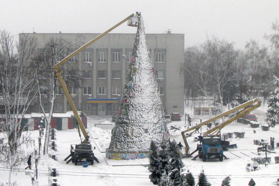 В Покровске начали разбирать новогоднюю елку: фотофакт