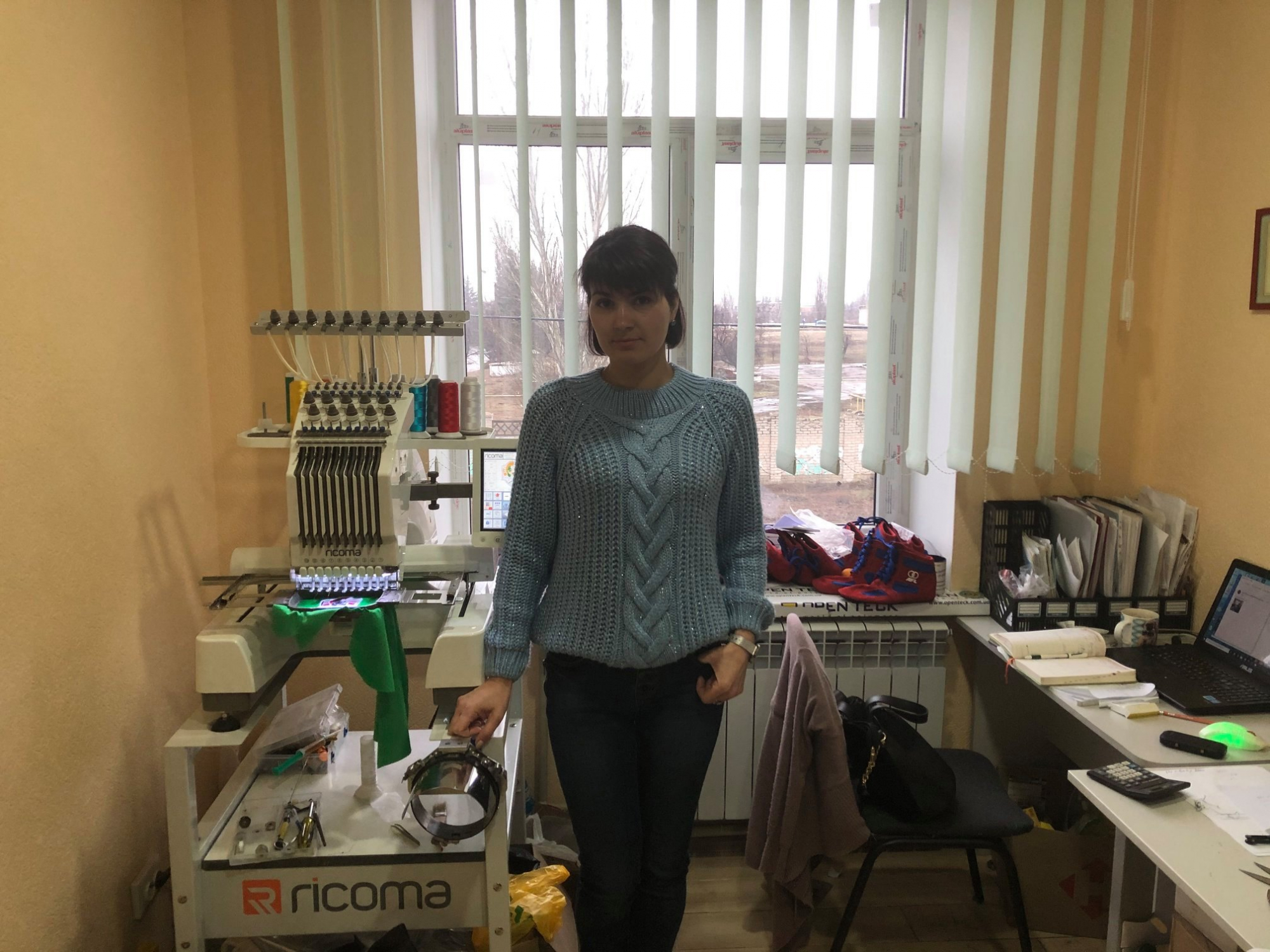 Переселенка организовала бизнес по пошиву спортивной одежды в Краматорске