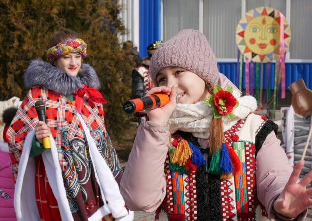 В Бахмуте отметили Масленицу театрализованными сценками, танцами и играми: фото