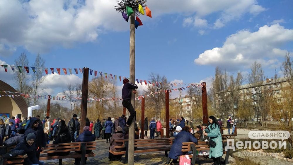 В Славянске в парке "Шелковичный" отметили Масленицу: фото