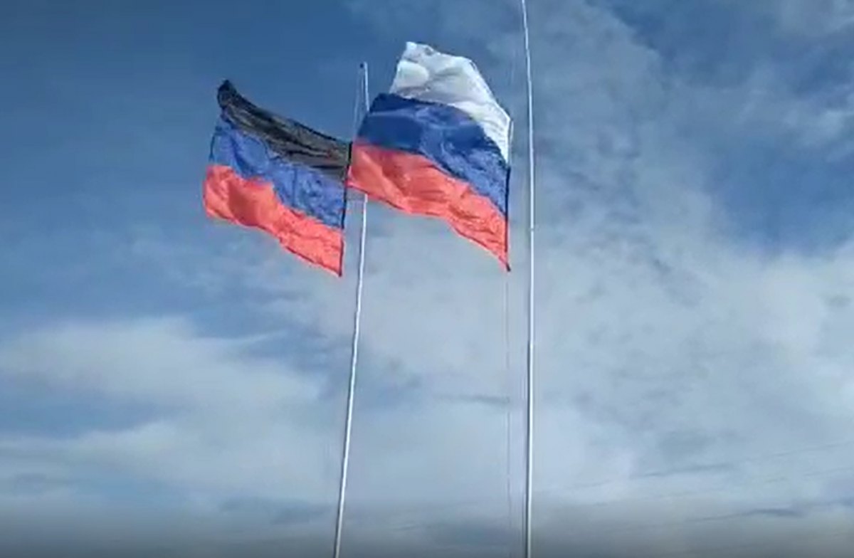 Боевики "ДНР" вывесили на блокпосте российский флаг: фото