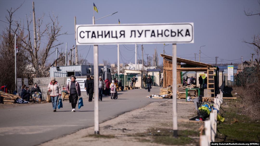 На КПВВ "Станица Луганская" полиция поздравляла женщин