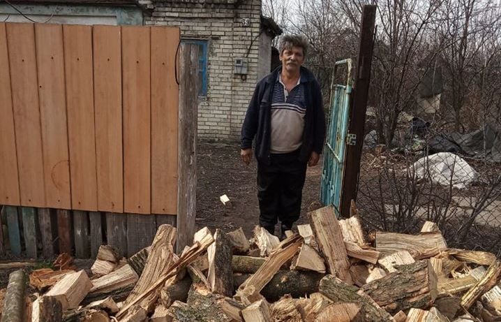 В Покровске льготные категории жителей получили дрова: фото