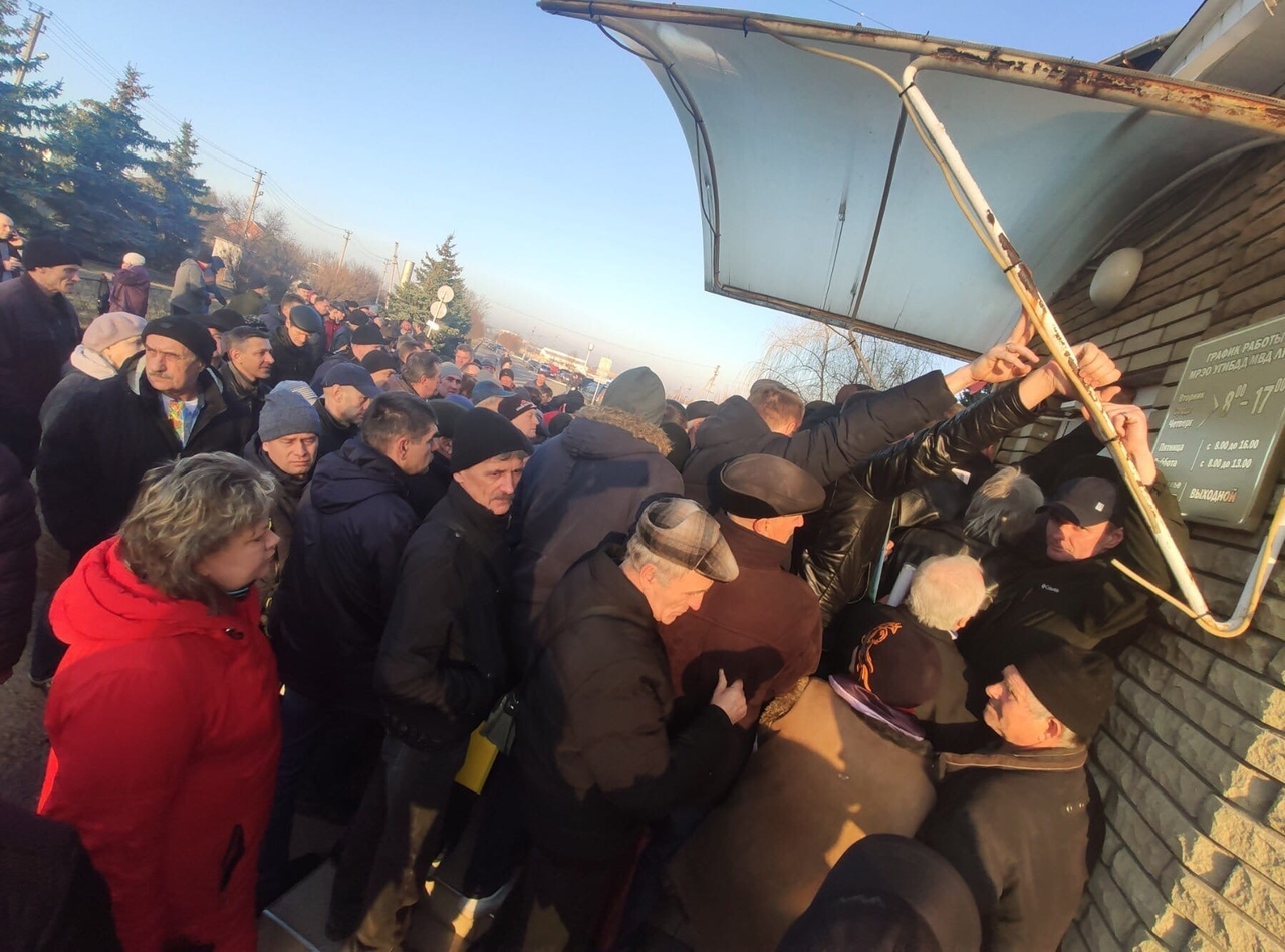 В оккупированном Луганске люди штурмовали "МРЭО": фото