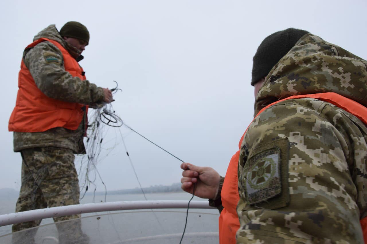 Морские пограничники Приазовья с начала месяца выявили 2 км браконьерских сетей