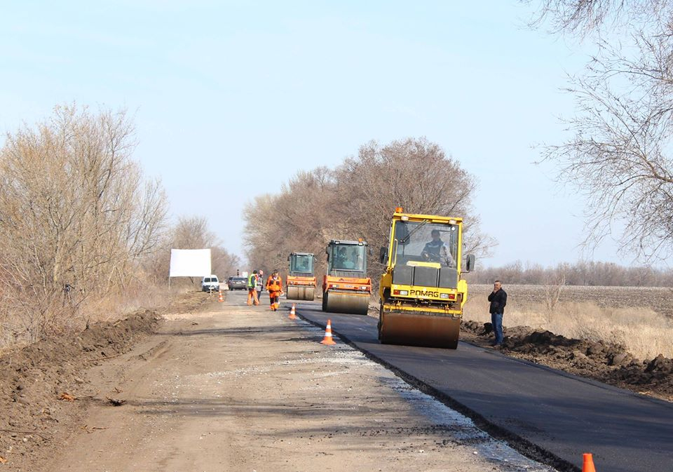 На Луганщине идет укладка автомобильной трассы в рамках "большого строительства": фото