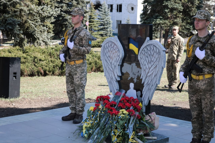 В Марьинке открыли памятник воинам, погибшим при обороне города