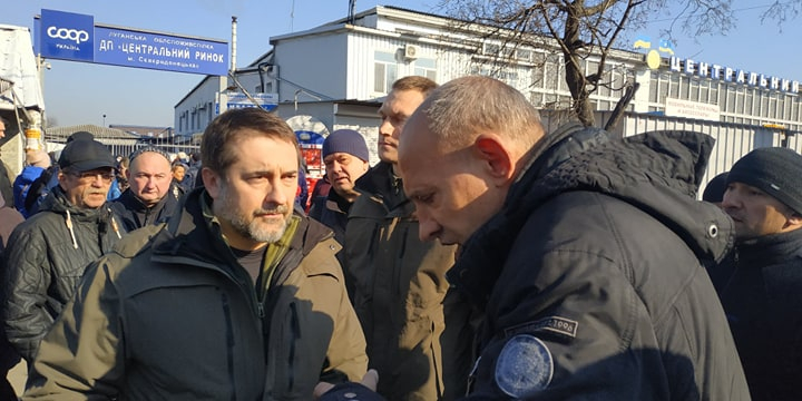 Гайдай лично посетил рынки Луганской области и рассказал, как они будут работать: фото