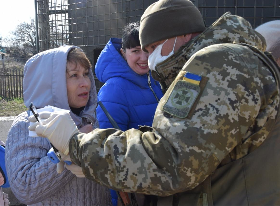 Перемещение людей через КПВВ за сутки упало еще больше, в очередях всего 30 машин