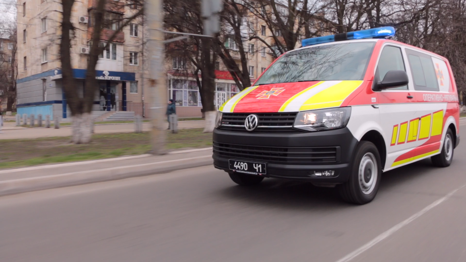 Спасатели Донетчины на автомобилях с громкоговорителями информируют людей об условиях карантина