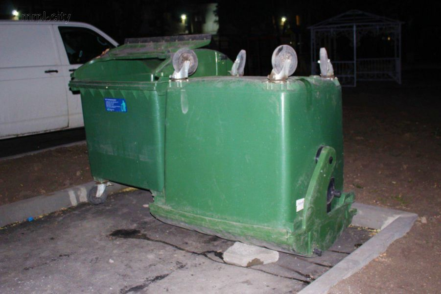 В Мариуполе вандалы уничтожили 17 мусорных евроконтейнеров