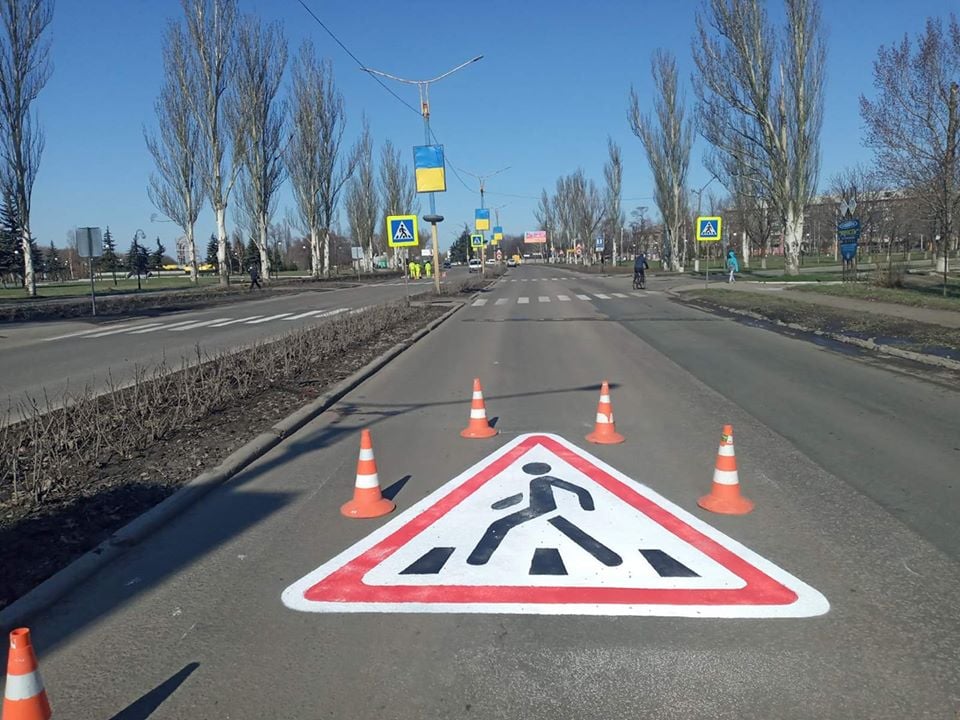 В Покровске на дорогах рисуют знаки, чтобы снизить аварийность: фото