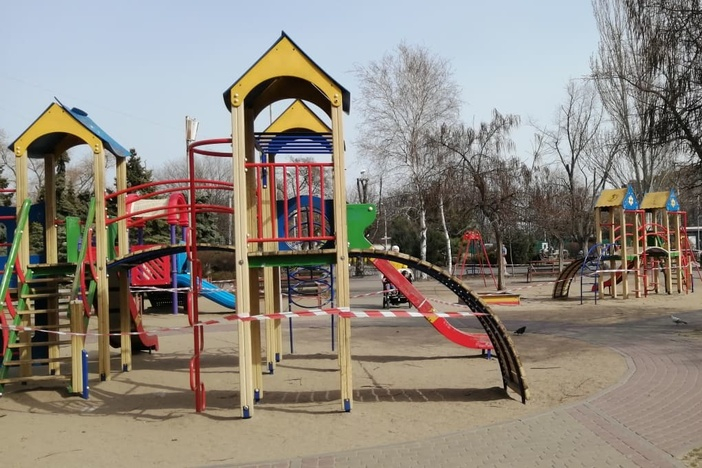 Власти Мариуполя ограничили доступ на детские площадки города