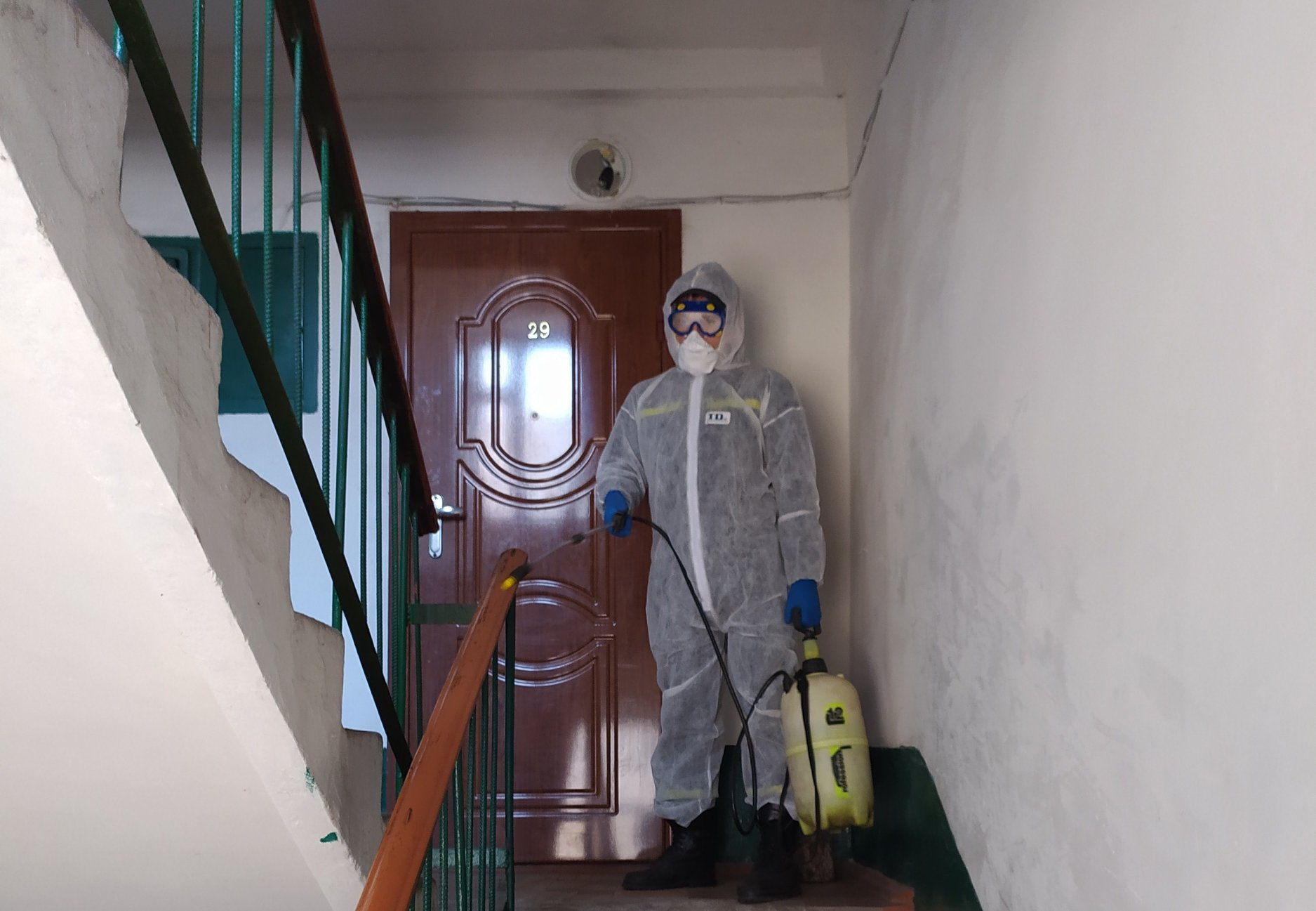Спасатели Лиманской ОТГ проводят дезинфекцию подъездов многоквартирных домов