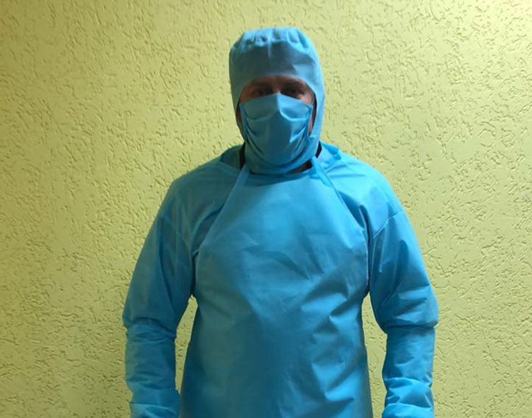 Жители Краматорска передали 200 защитных костюмов для медиков, пошитых собственноручно
