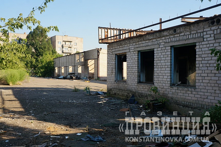 В Константиновке разрушается здание хлебозавода: фото