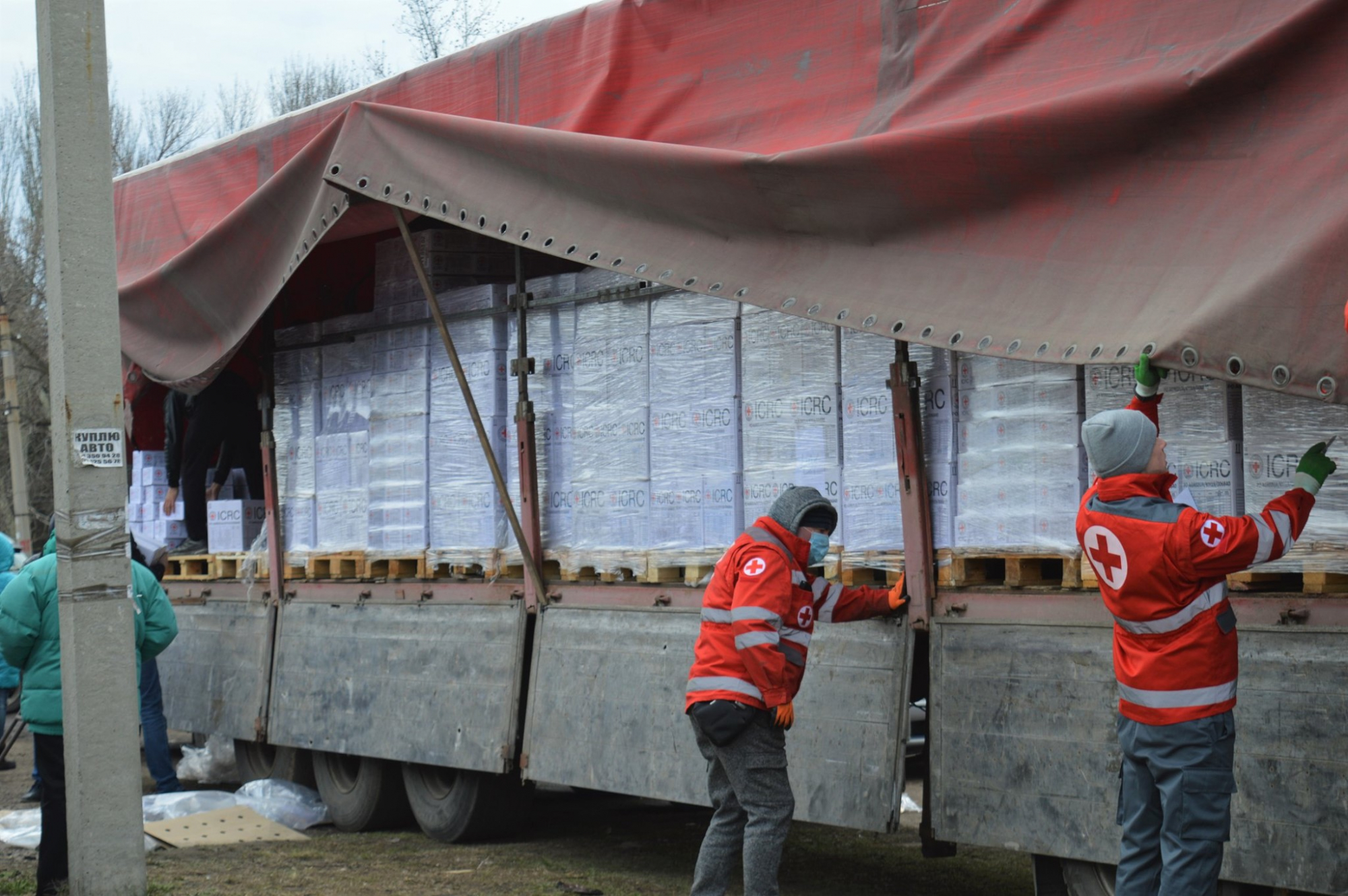 Красный Крест даже в условиях пандемии продолжает гуманитарную миссию на Донбассе: фото