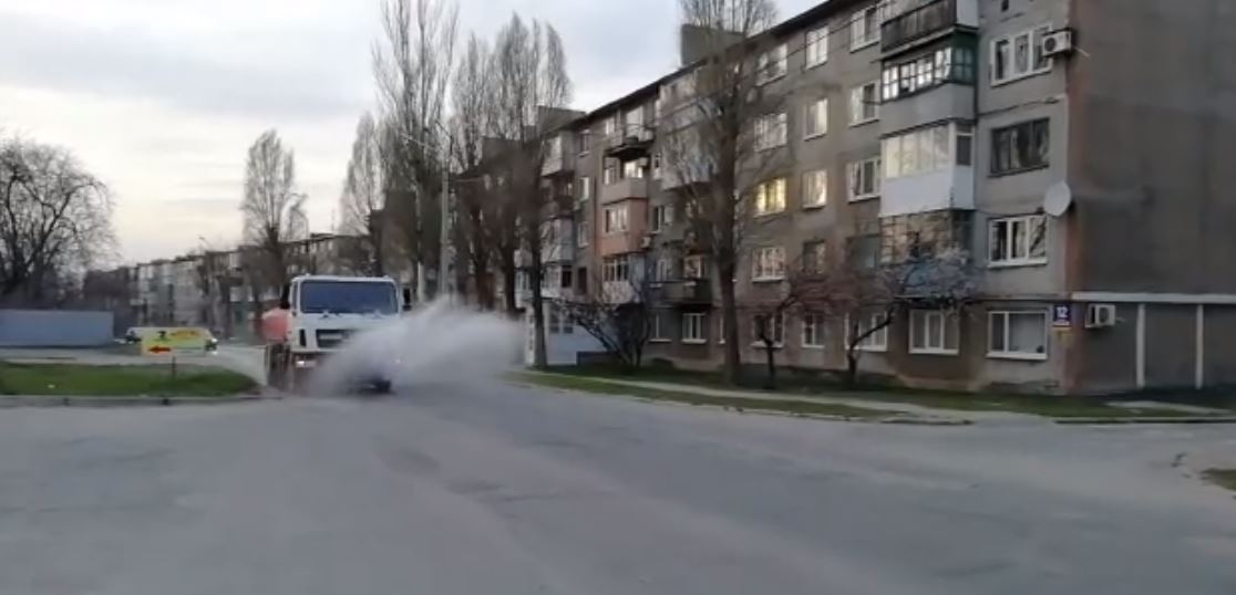 В Мирнограде дезинфицируют улицы спецтехникой: видео