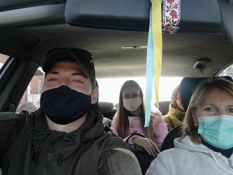 В Лиманской ОТГ волонтеры подвозят медиков к месту работы