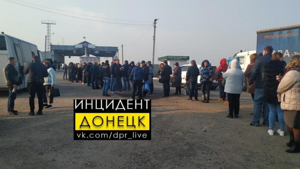 В соцсети показали огромные очереди на КПП "Мариновка"