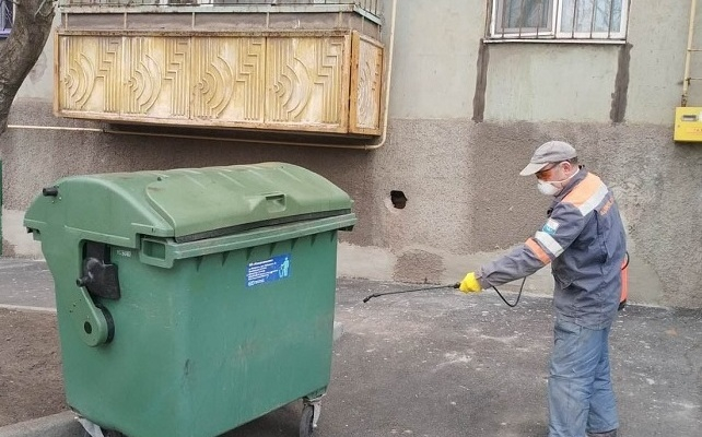 В Мариуполе проводят дезинфекцию мусорных контейнеров