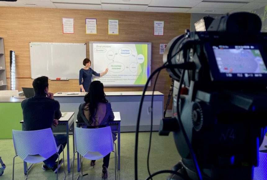 Школьники в ОРДЛО смогут смотреть видеоуроки "Всеукраинской школы онлайн"