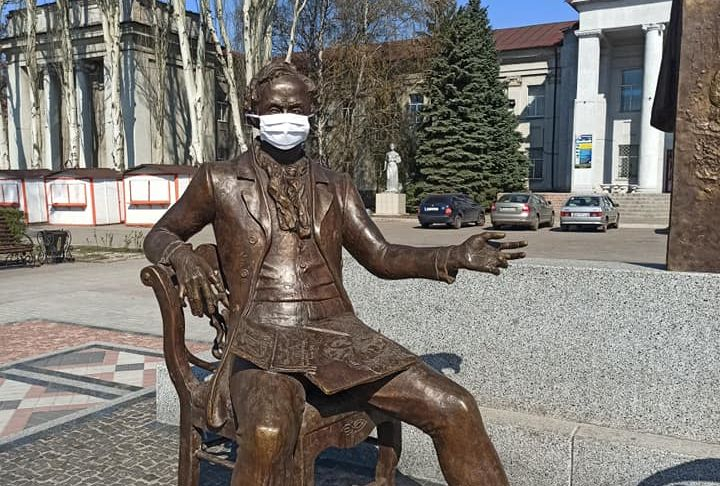 В Покровске в поддержку карантина на скульптуры "одели" медицинские маски: фото
