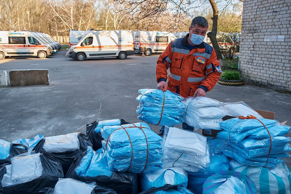 В Донецкой области для медиков передали около 700 одноразовых защитных костюмов