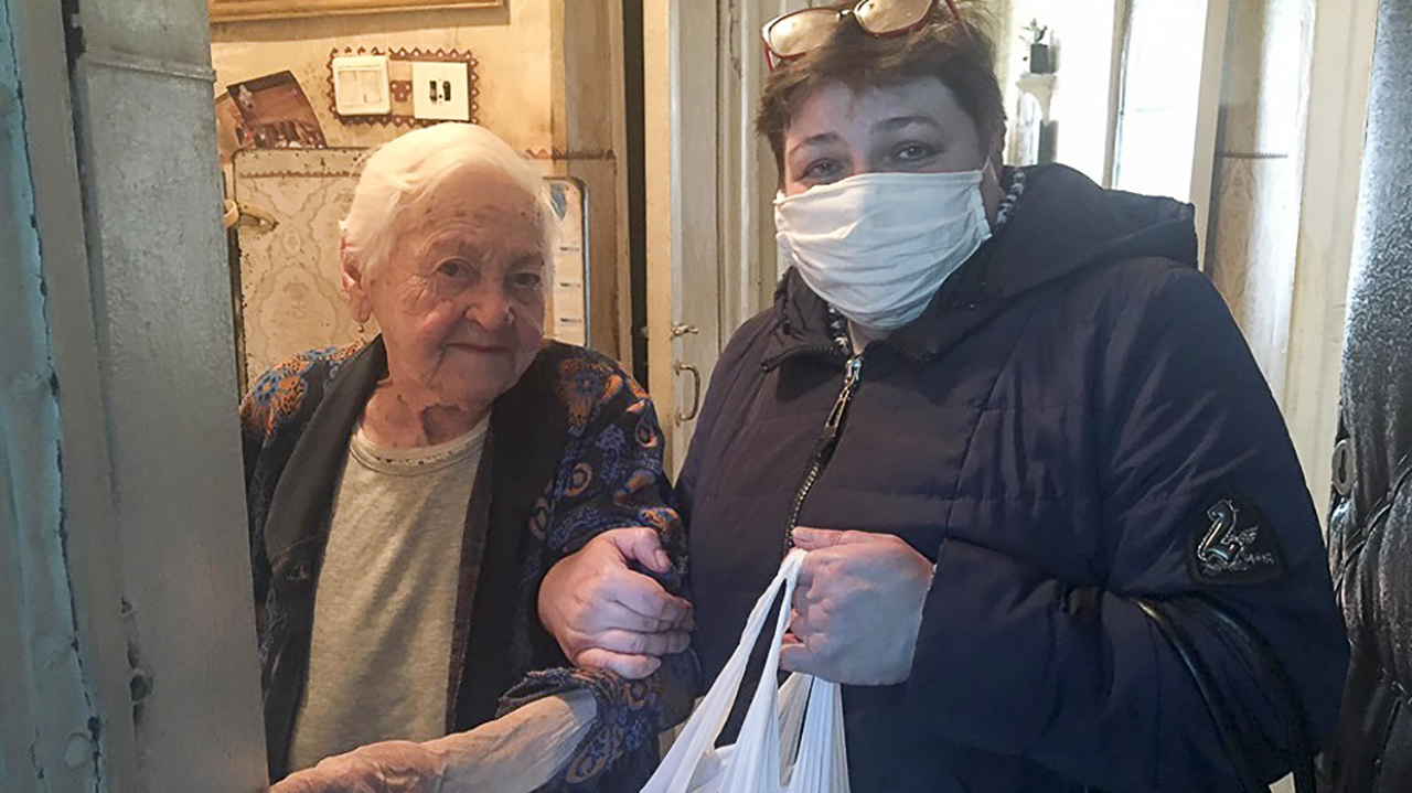 В Славянске одинокие пожилые люди получили продуктовые наборы: фото