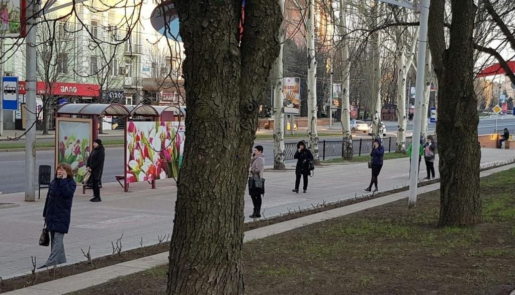 В сети показали, как жители оккупированного Донецка ожидают транспорт