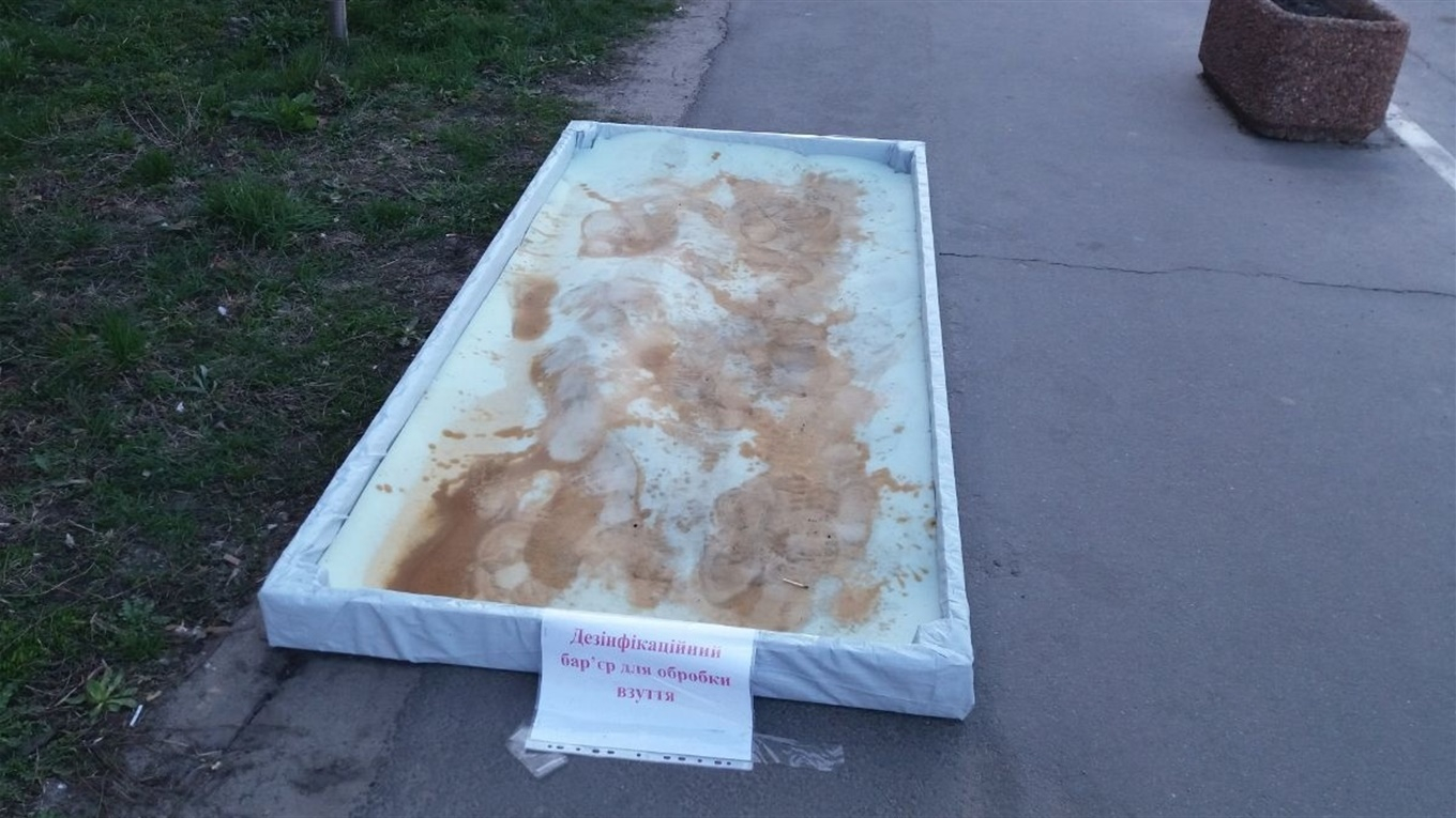 В Сватово Луганской области на улицах появились барьеры для дезинфекции обуви