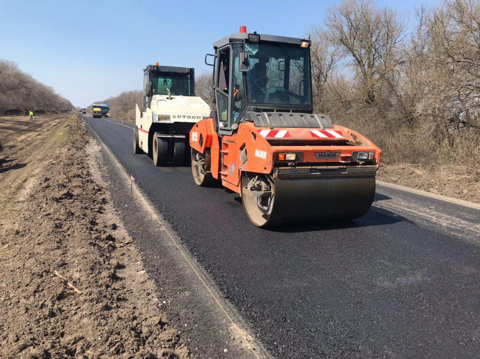 В Луганской области продолжается строительство автодорог