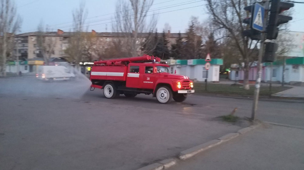 Фотофакт: улицы Славянска дезинфицируют с помощью пожарных машин
