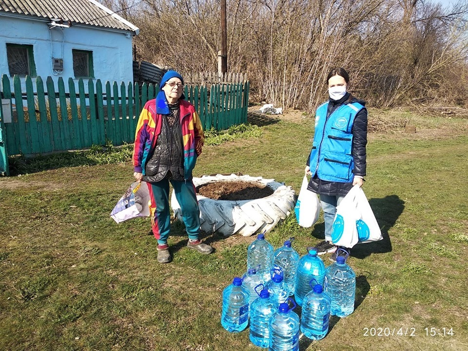 Волонтеры доставляют продукты и лекарства пожилым в прифронтовую Новоселовку-2