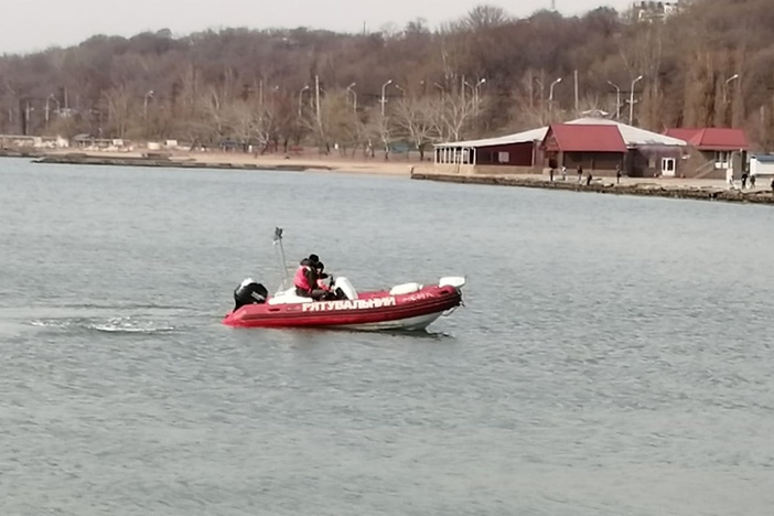 Спасатели Мариуполя очищают акваторию Азовского моря