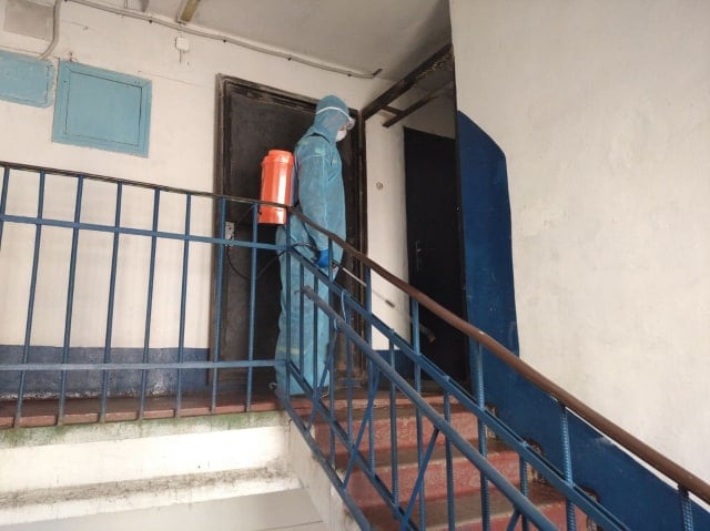 В Лимане спасатели осуществляют дезинфекцию многоквартирных жилых домов: фото