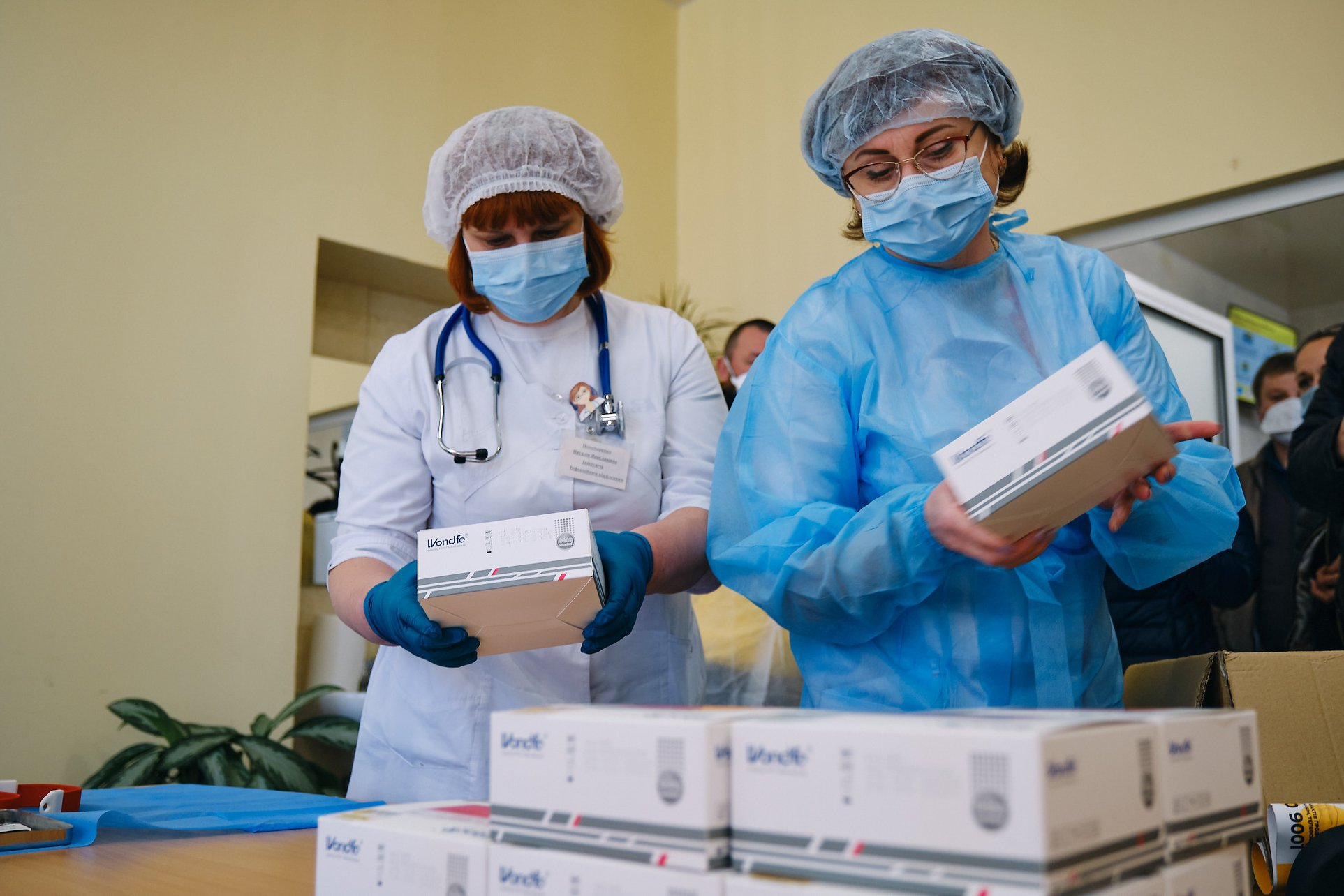Для больниц Донецкой области передали 50 тыс экспресс-тестов на коронавирус