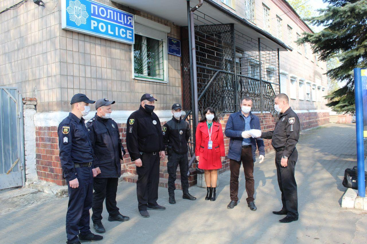 Волонтеры передали полицейским Лиманской ОТГ первую партию защитных масок