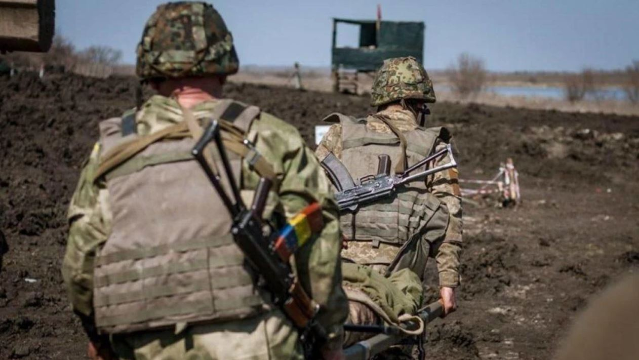 На Донбассе двое военных получили осколочные ранения