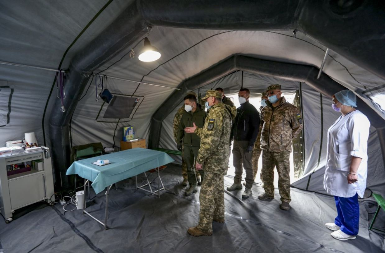 Зеленский  ознакомился с работой 66-го Военно-мобильного госпиталя в зоне ООС: фото, видео
