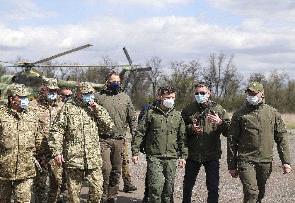 Зеленский ознакомился с оперативной обстановкой на передовых позициях ВСУ на Донбассе