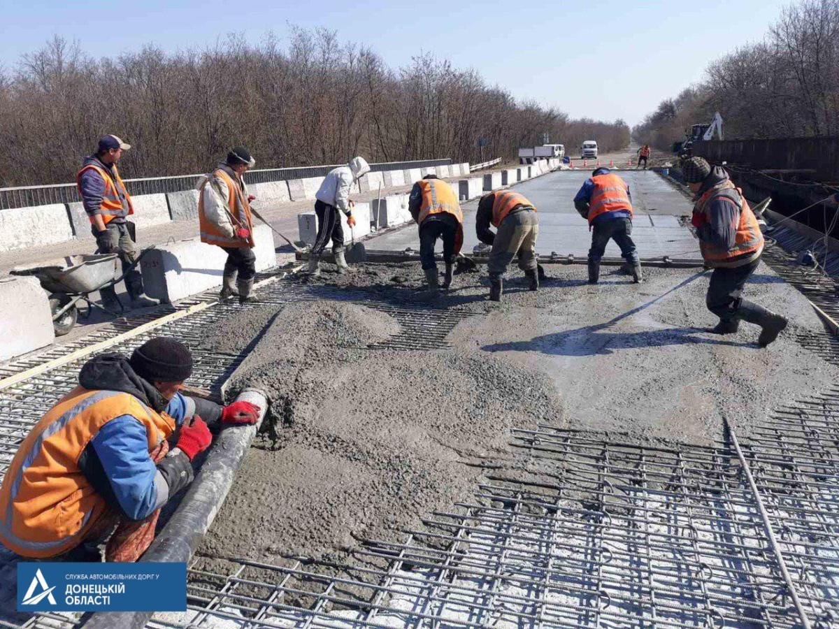 На трассе Покровск-Бахмут-Михайловка продолжается ремонт моста: фото