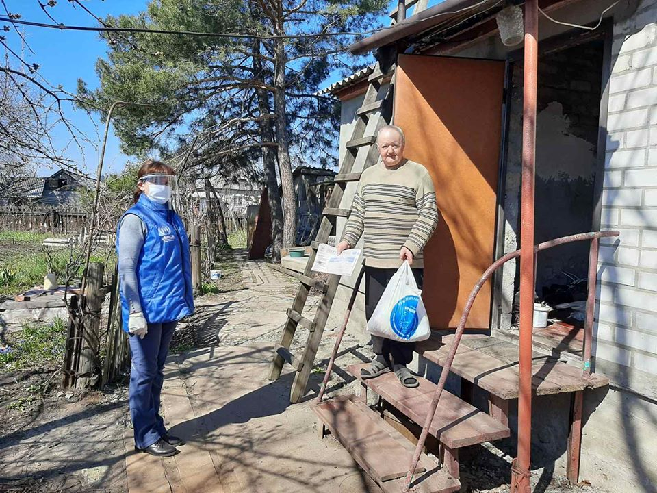 Волонтеры помогают с доставкой продуктов одиноким и людям с инвалидностью на Луганщине