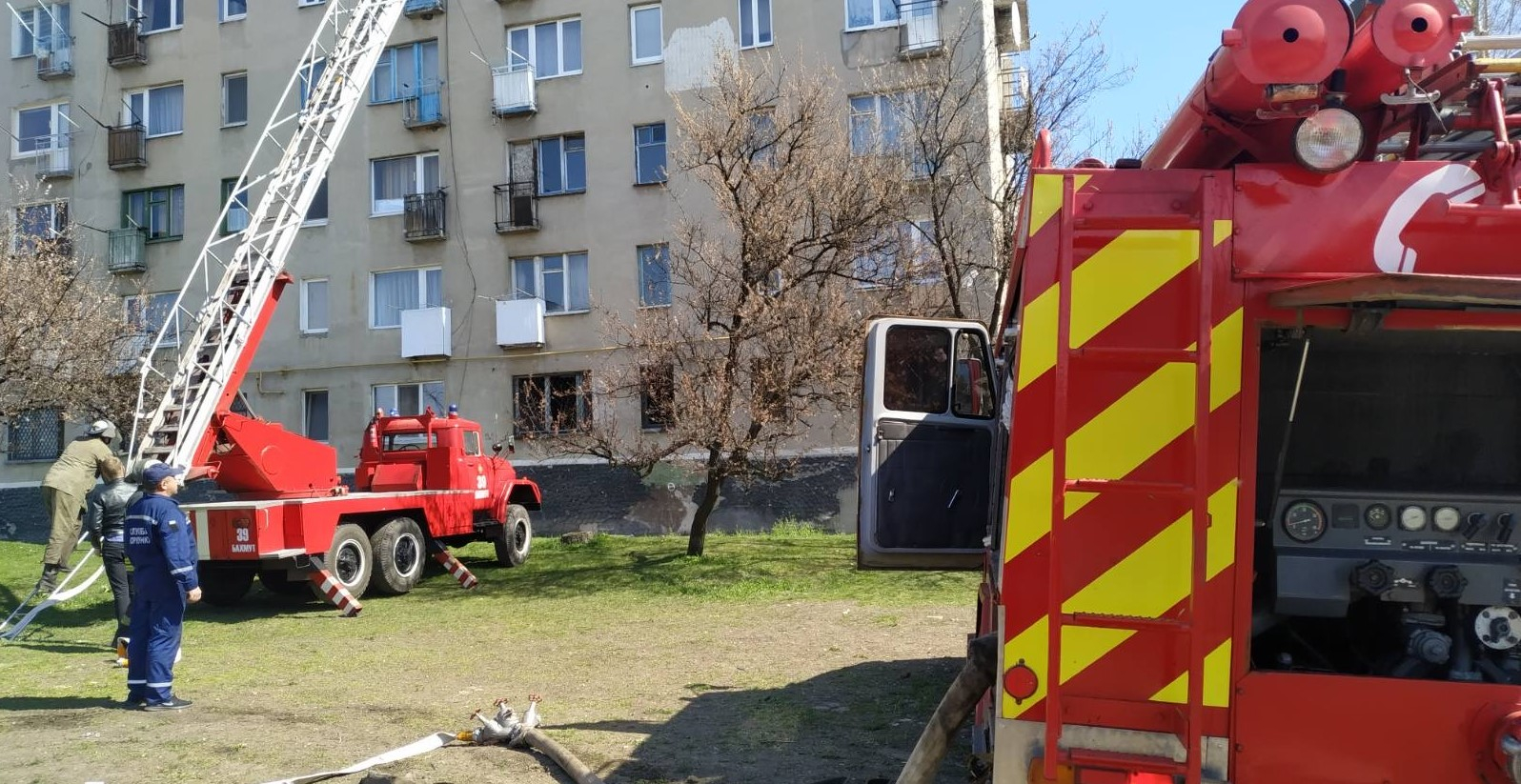 В Бахмуте из огня спасли женщину и троих детей